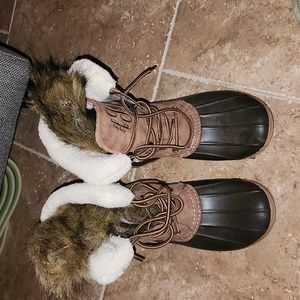 Duck boots with interchangeable faux fur lining and sherpa lining.